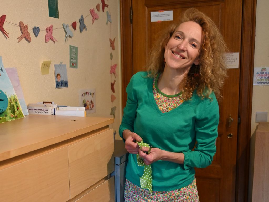 Illustratrice dans son atelier